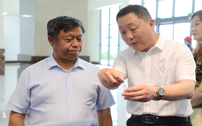 山東省石油化化學工會主席王吉盛來公司參觀大.jpg 山東省石油化化學工會主席王吉盛來公司參觀大.jpg